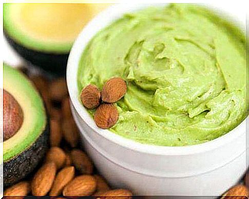 Guacamole with avocado for dark circles under the eyes