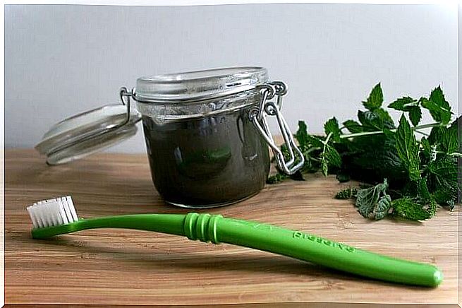 A toothbrush and a natural remedy for tooth decay