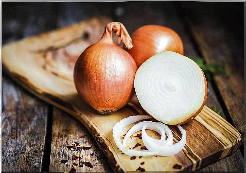 Onion on a wooden board.