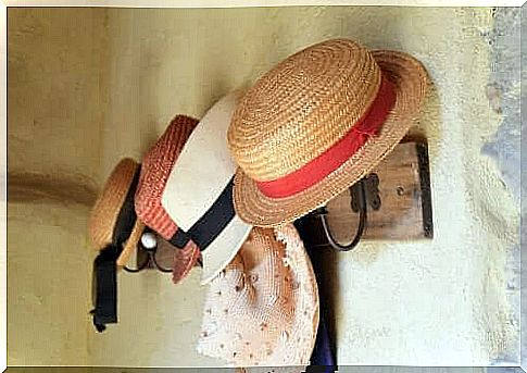 Do you know how to make a hat rack quickly and easily?