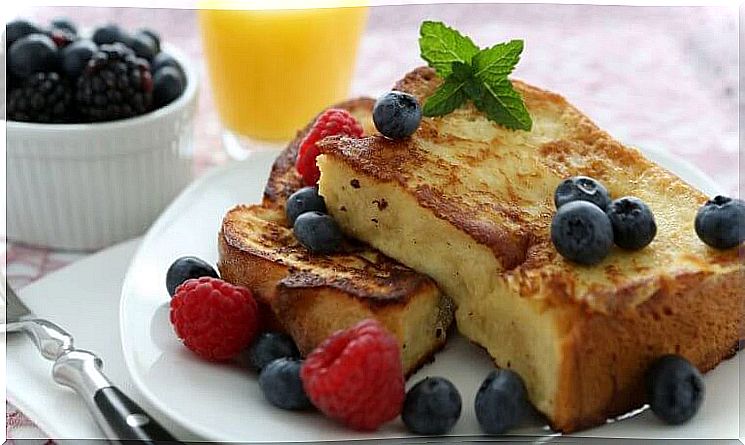 French toast with fruit