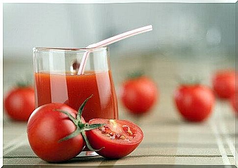 a glass of tomato juice for dark circles under the eyes