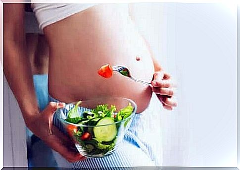 Pregnant woman eating salad - the mother's microbiome