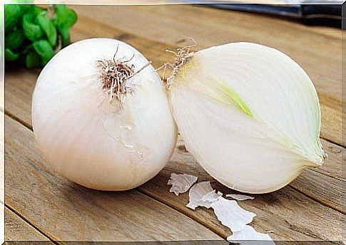 Onion juice can be used for health and beauty.