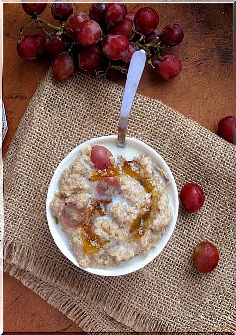 Oatmeal with grapes