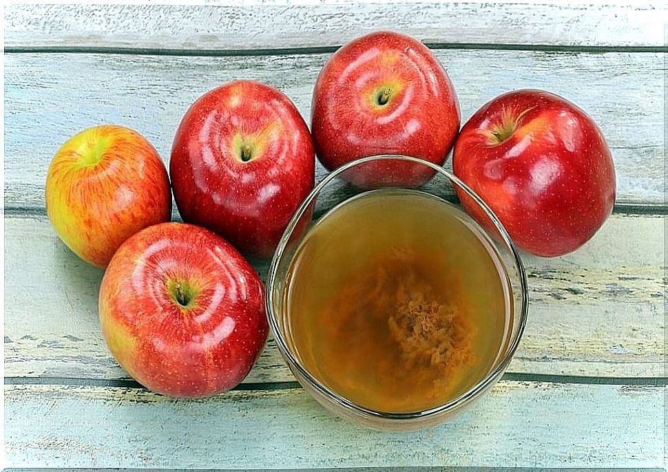 The action of apple cider vinegar is based on acetic acid, which whitens the skin.